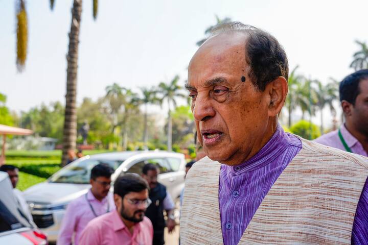 बीजेपी नेता ने यह भी पूछा कि क्या मामले का हरेन पांड्या (गुजरात के पूर्व मंत्री) और बृजगोपाल हरकिशन लोया के मर्डर से तो लेना-देना नहीं है.