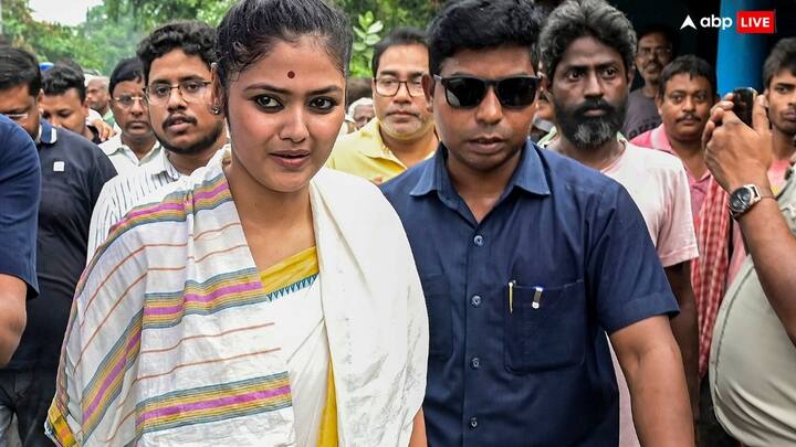 वहीं, सायोनी घोष फरवरी 2021 में ही टीएमसी में आई थी. उन्हें टीएमसी महासचिव अभिषेक बनर्जी का करीबी माना जाता है. जबकि, जून 2021 में उन्हें तृणमूल कांग्रेस की युवा शाखा का अध्यक्ष नियुक्त किया गया था. सायोनी घोष बांग्ला फिल्मों के अलावा वेबसीरीज और वेब फिल्मों में भी काम कर चुकी हैं. वो टीवी सीरियल में भी अपनी उपस्थिति दर्ज करा चुकी हैं.