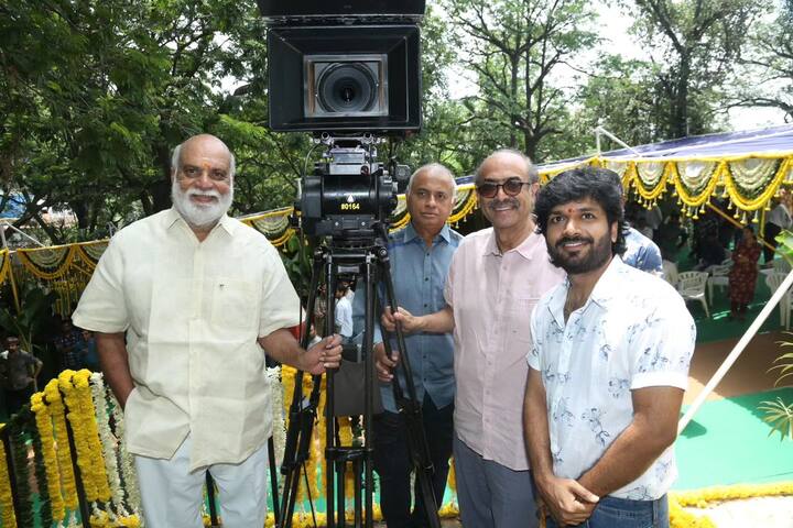ఈ కార్యక్రమానికి నిర్మాతలు దగ్గుబాటి సురేష్ బాబు, అల్లు అరవింద్, దిల్ రాజు, దర్శకుడు రాఘవేంద్ర రావు హాజరయ్యారు. రాఘవేంద్ర రావు, సురేశ్ బాబు, కెమెరా స్విచ్ ఆన్ చేశారు.  (Image Source : Instagram/venkateshdaggubati)