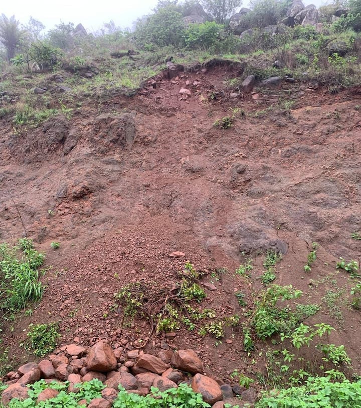 श्रीक्षेत्र जोतिबा डोंगरावरून यमाई मंदिराकडे जाताना हा दगड रस्त्यावर आला.