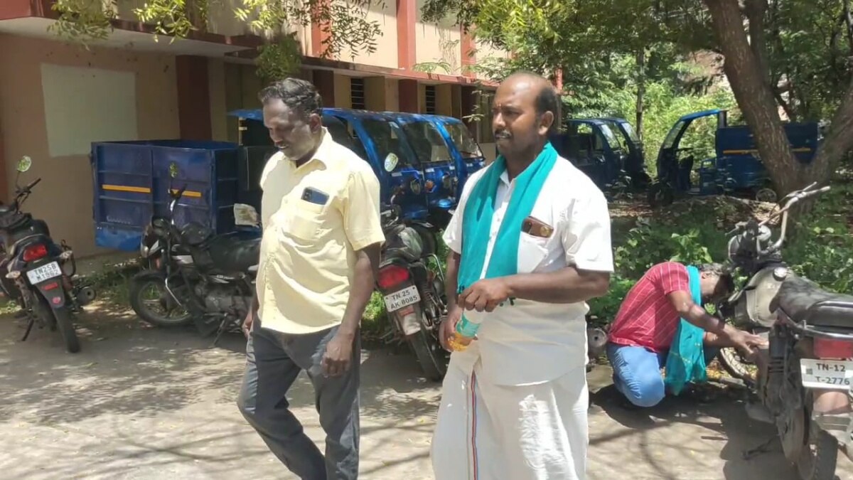 பைக்கில் இருந்த பெட்ரோலை பிடித்து தீக்குளிக்க முயன்ற விவசாயியால் பரபரப்பு