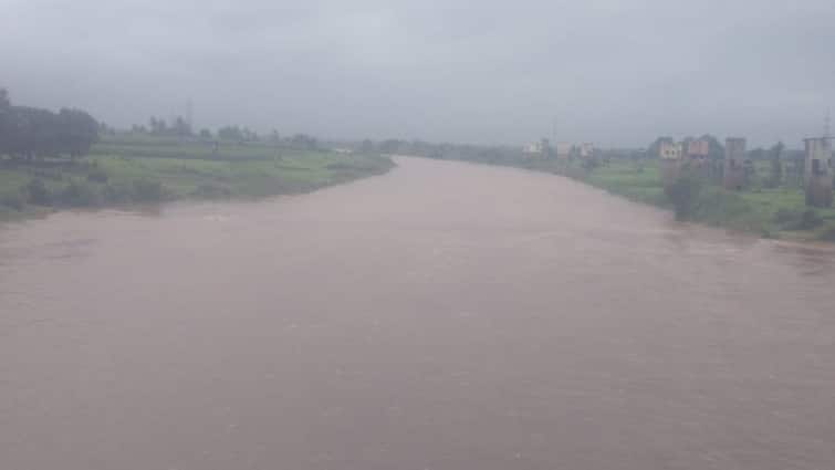 Heavy rain in dam area in Kolhapur district With 14 kolhapuri bandhara under water the water level of the Panchganga River at 21 feet 11 inches Kolhapur Rain Update : कोल्हापूर जिल्ह्यात धरण क्षेत्रामध्ये जोरदार पाऊस; 14 बंधारे पाण्याखाली, पंचगंगा नदीची पाणी पातळी 21 फूट 11 इंचांवर