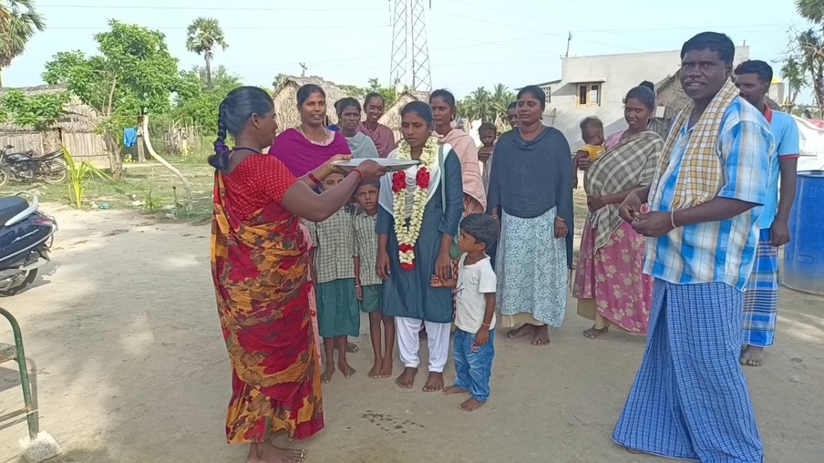 முதல் முறையாய் கல்லூரிக்கு செல்லும் இருளர் இன மாணவி... மகிழ்ச்சியில் கிராம மக்கள்... படிப்பு முக்கியம் பிகிலு...