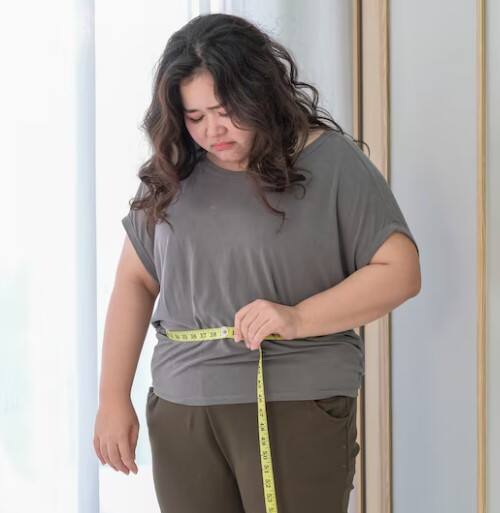 ਇਸ ਪ੍ਰਕਿਰਿਆ 'ਚ ਕੈਲੋਰੀ ਬਰਨ ਹੋ ਜਾਂਦੀ ਹੈ ਪਰ ਲੋਕ ਬਹੁਤ ਜਲਦੀ ਥੱਕ ਜਾਂਦੇ ਹਨ ਅਤੇ ਕੁਝ ਦਿਨਾਂ ਬਾਅਦ ਕਸਰਤ ਕਰਨੀ ਬੰਦ ਕਰ ਦਿੰਦੇ ਹਨ ਅਤੇ ਮੋਟਾਪਾ ਇਕ ਵਾਰ ਫਿਰ ਵਾਪਸ ਆ ਜਾਂਦਾ ਹੈ। ਅਜਿਹੇ 'ਚ ਆਕਾਸ਼ ਹੈਲਥਕੇਅਰ ਦੀ ਚੀਫ ਫਿਜ਼ੀਓਥੈਰੇਪਿਸਟ ਡਾ: ਮੀਨਾਕਸ਼ੀ ਫੁਲਾਰਾ ਦੱਸ ਰਹੇ ਹਨ ਕਿ ਕੀ ਤੁਹਾਨੂੰ ਭਾਰ ਘਟਾਉਣ ਲਈ ਭਾਰੀ ਕਸਰਤ ਕਰਨੀ ਚਾਹੀਦੀ ਹੈ ਜਾਂ ਯੋਗਾ?