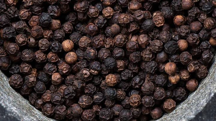 दरअसल हम काली मिर्च की बात कर रहे हैं. ये स्वास्थ्य और सेहत के लिए भी बहुत फायदेमंद माना जाता है.