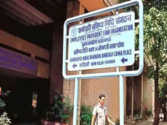 कर्मचारी भविष्य निधि अधिनियम 1952 (ईपीएफओ) के तहत वेतन का कुछ हिस्सा कर्मचारी और कुछ हिस्सा कंपनी द्वारा जमा किया जाता है। इस 12% में कर्मचारी और नियोक्ता की ओर से 12% राशि जमा की जाती है. कर्मचारी के वेतन से काटा गया पैसा उसके पीएफ खाते में जमा किया जाता है। कंपनी का 8.33% योगदान ईपीएस में जाता है, बाकी 3.67% पीएफ खाते में जमा किया जाता है।