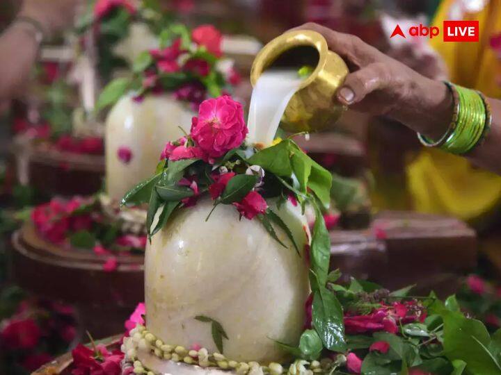वैसे तो भोलेभंडारी सच्चे मन में एक लोटा शुद्ध जल चढ़ाने से ही प्रसन्न हो जाते हैं. लेकिन शिवपुराण में ऐसी चीजों का वर्णन मिलता है, जोकि महादेव को बहुत प्रिय है. इन चीजों का भोग पूजा में लगाने महादेव प्रसन्न होते हैं. इसलिए मासिक शिवरात्रि पर शिवजी को इन चीजों का भोग जरूर लगाएं.
