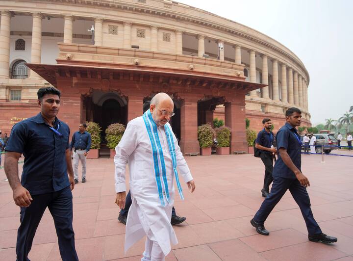 सुब्रमण्यम स्वामी ने आगे सवाल उठाया कि इसके बाद भी केंद्रीय गृह मंत्री अमित शाह कार्रवाई करने (राहुल गांधी के खिलाफ) से क्यों बच रहे हैं?