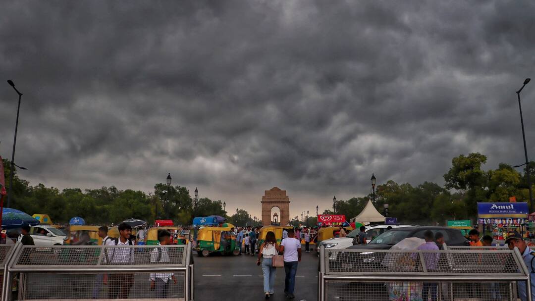 Delhi Weather update News Heavy Rain IMD predicts heavy rainfall Delhi News: दिल्ली में हुई बारिश से लोगों को मिली राहत, मौसम विभाग ने जताई भारी बारिश की आशंका