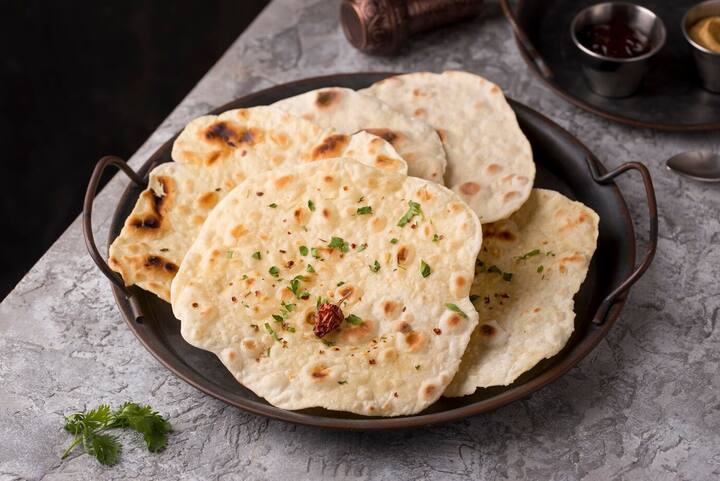செய்முறை : பாத்திரத்தில் கோதுமை மாவு, உப்பு, ஓமம் சேர்த்து சிறிது சிறிதாக தண்ணீர் ஊற்றி பிசைந்து 30 நிமிடம் ஊறவிடவும்.
