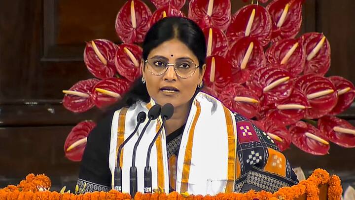 लोकसभा चुनाव के दौरान अनुप्रिया पटेल ने राजा भैया की तरफ अपनी बंदूक का मुंह मोड़ते हुए कहा था कि अब राजा मां की कोख से पैदा नहीं होते, बल्कि EVM से पैदा होते हैं. हालांकि, राजा भैया ने अनुप्रिया पटेल को हराने के लिए हर काम किया, लेकिन अनुप्रिया पटेल ने फिर से वह मुद्दा उठा दिया. अनुप्रिया पटेल ने कहा कि जो संविधान कहता है हमने वही कहा.