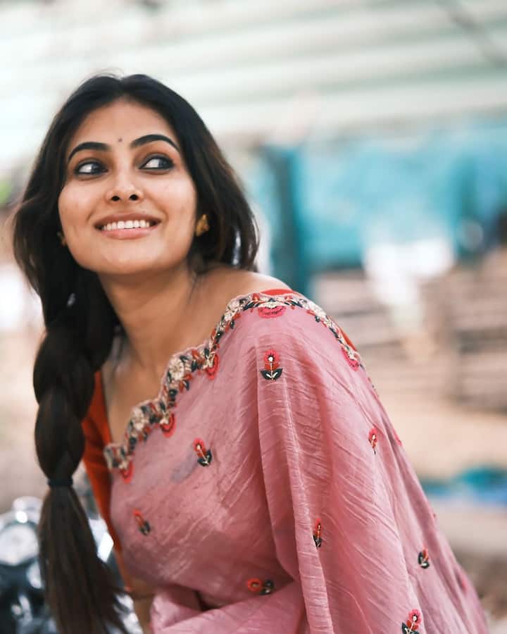 స్టార్ హీరోయిన్లకు పోటీనిచ్చే అందంతో అల్ట్రా స్టైలిష్ లుక్స్ తో ఫిదా చేస్తుంటోంది. రీసెంట్ ఫొటోస్ నెట్టింట్లో వైరల్ అవుతున్నాయి. కిర్రాక్ దివి అంటూ నెటిజన్లు కామెంట్స్ పెడుతున్నారు.