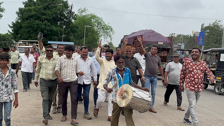 ભાવનગર: ભાવનગર વરતેજ PGVCLની મનમાની સામે ગામ લોકોએ ઢોલ નગારા સાથે કચેરીમાં વિરોધ કર્યો હતો. છેલ્લા 15 દિવસથી વરતેજ અને આસપાસના ગામોમાં જ્યોતિગ્રામ તેમજ ખેતીવાડીની વીજળી 24 કલાકમાંથી માત્ર 12 કલાક જ મળી રહી છે અને તે પણ અનિયમિત મળે છે. જેના કારણે લોકોમાં રોષ છે.