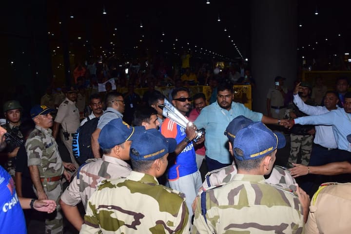 जग जिंकलेल्या टीम इंडियाचं मुंबईत विमानतळावर आगमन झालं.