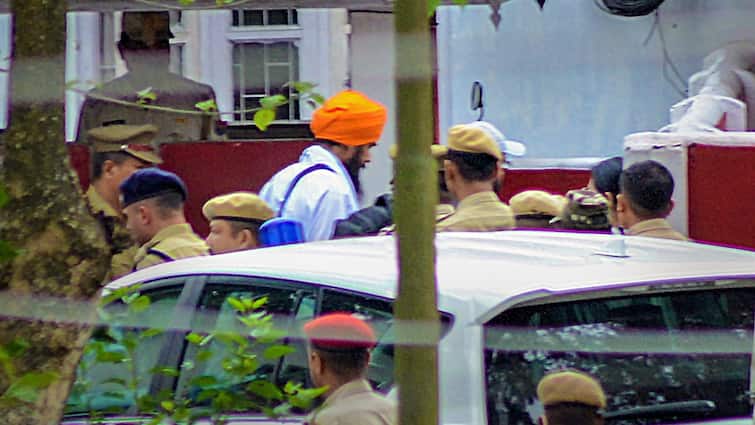 अमृतपाल सिंह को लाने असम पहुंची पंजाब पुलिस, शपथ के लिए मिली है चार दिनों की पैरोल