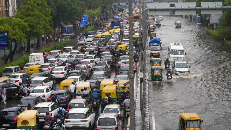 Delhi Rain monsoon Traffic jam due to rain in Delhi IMD दिल्ली में बारिश से रास्ते जलमग्न... जानें किस इलाके में हुई कितनी बरसात?