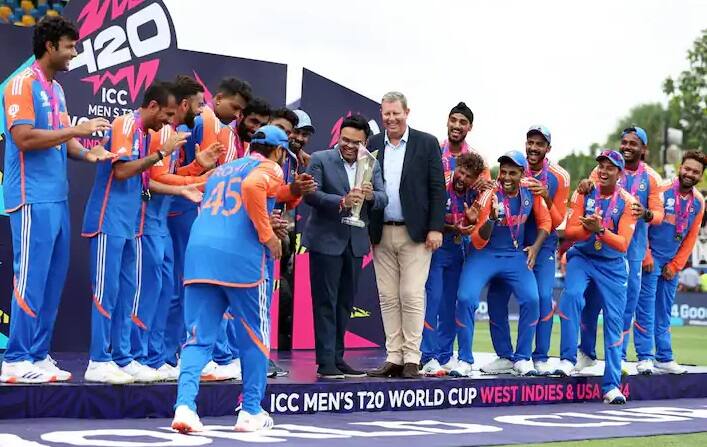 પરત ફરેલા ખેલાડીઓની એક ઝલક મેળવવા માટે વરસાદ હોવા છતાં વહેલી સવારે નવી દિલ્હીના ઈન્દિરા ગાંધી ઈન્ટરનેશનલ એરપોર્ટના ટર્મિનલ 3ની બહાર હજારો ચાહકો એકઠા થયા હતા.