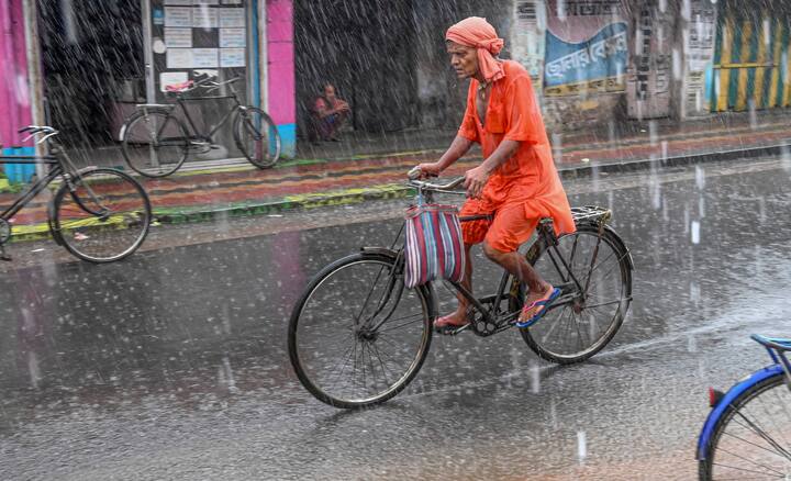 আবহাওয়া দফতরের তরফে বলা হয়েছে, আজও মেঘলা আকাশ থাকবে। শনিবার পর্যন্ত কোথাও মাঝারি, কোথাও ভারী, কোথাও অতিভারী বৃষ্টি চলবে।