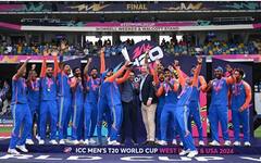 Photos: चैंपियन बनकर वतन लौटी टीम इंडिया, रोहित शर्मा के हाथ में नज़र आई चमचमाती ट्रॉफी; देखें तस्वीरें