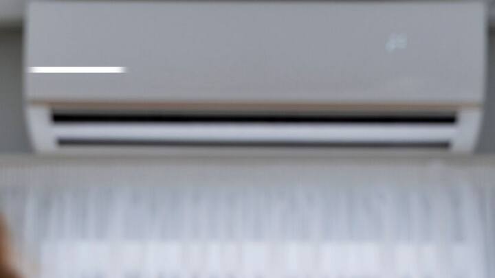 अगर आप नॉर्मल मोड पर एसी चलाते हैं. तो कमरे में नमी बनी रहेगी. और इस वजह से चिपचिपाहट होती है. कमरा भी ठीक से ठंडा नहीं हो पाता.