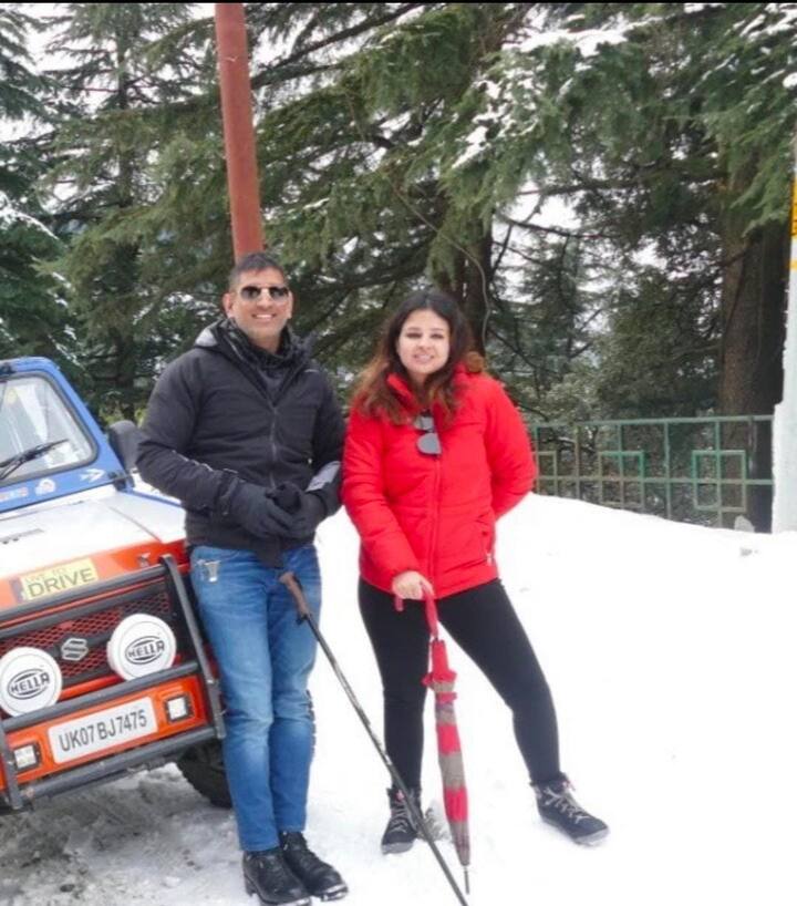 2007లో భారత జట్టు బస చేసిన హోటల్‌లో సాక్షి ఇంటర్న్ గా  ఉన్నప్పుడు ఎంఎస్ ధోని తొలిసారిగా సాక్షిని కలిశాడు.