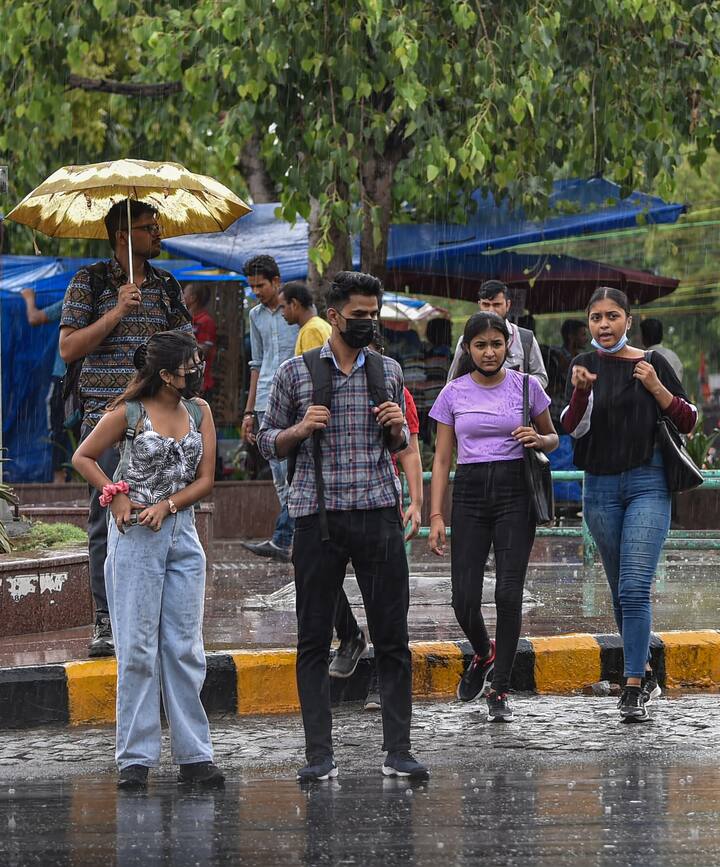 मौसम विज्ञान विभाग के अनुसार दक्षिण दिल्ली के आयानगर वेधशाला में ‘मूसलाधार वर्षा’ हुई और वहां तीन घंटे में 39.8 मिलीमीटर बारिश दर्ज की गई.
