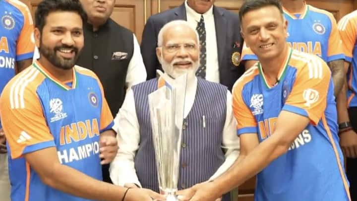 Team India Meets PM Modi:   టీ20 ప్రపంచకప్‌ 2024 గెలిచి విజయంతో సగర్వంగా దేశానికి  భారత క్రికెటర్లు ప్రధాని నరేంద్ర మోడీతో భేటీ అయ్యారు.  ఈ సందర్భంగా మోదీ ప్రతీ క్రికెటర్‌ను ఆప్యాయంగా పలకరించారు.