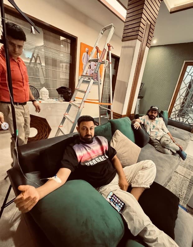 ਜਾਣਕਾਰੀ ਮੁਤਾਬਕ ਅਦਾਕਾਰ ਅਤੇ ਗਾਇਕ ਗਿੱਪੀ ਗਰੇਵਾਲ ਅਤੇ ਪ੍ਰਿੰਸ ਕੰਵਲਜੀਤ ਸਿੰਘ ਬੀਮਾਰ ਹਨ। ਗਿੱਪੀ ਗਰੇਵਾਲ ਨੇ ਆਪਣੇ ਸੋਸ਼ਲ ਮੀਡੀਆ ਅਕਾਊਂਟ 'ਤੇ ਕੁਝ ਤਸਵੀਰਾਂ ਸ਼ੇਅਰ ਕਰ ਇਸਦੀ ਜਾਣਕਾਰੀ ਫੈਨਜ਼ ਨੂੰ ਦਿੱਤੀ।