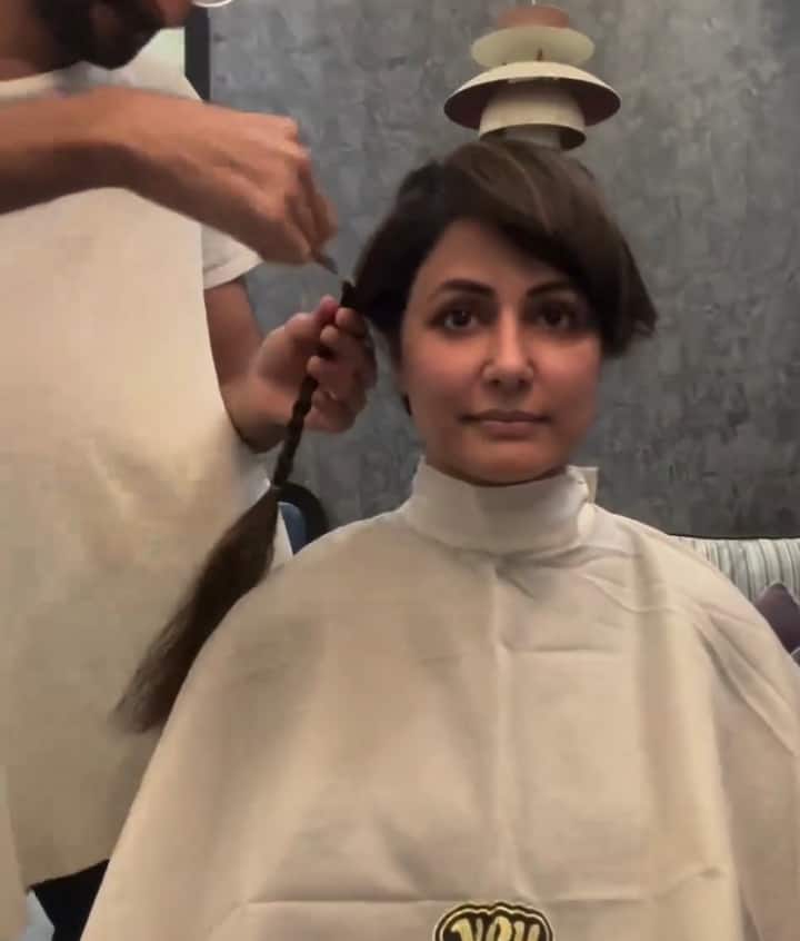 टीवी एक्ट्रेस हिना खाना ब्रेस्ट कैंसर (Breast Cancer) से जूझ रही हैं. पहली कीमोथेरेपी के बाद ही उन्होंने अपने सिर के बाल हटा लिए हैं.