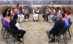 Team India Meet PM Modi: अब पीएम मोदी भी टीम इंडिया का हिस्सा! रॉजर और शाह ने प्रधानमंत्री को दी जर्सी नंबर 1