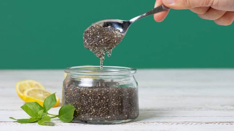 Chia seeds absorb water and contain a lot of fiber कब्ज से हैं परेशान तो खाली पेट पीना शुरू कर दें चिया सीड्स वॉटर, यह है बनाने का सही तरीका