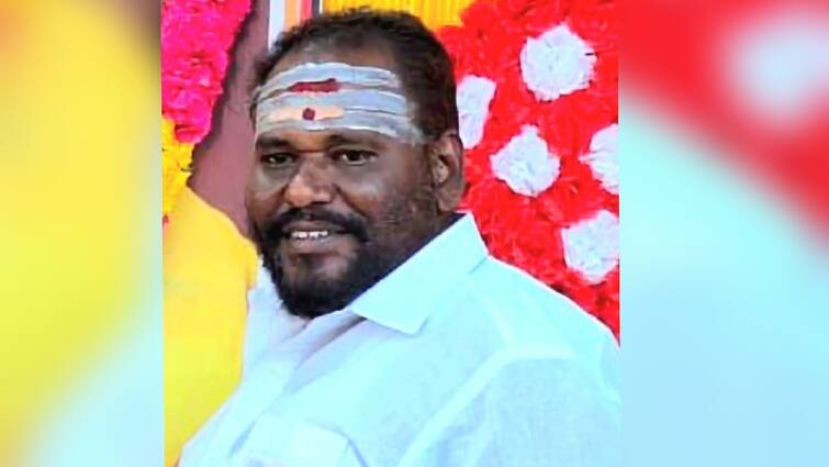 AIADMK leader hacked to death - Nine arrested, including husband of DMK councillor. Crime: அதிமுக பிரமுகர் வெட்டி கொலை - திமுக கவுன்சிலரின் கணவர் உட்பட 9 பேர் கைது