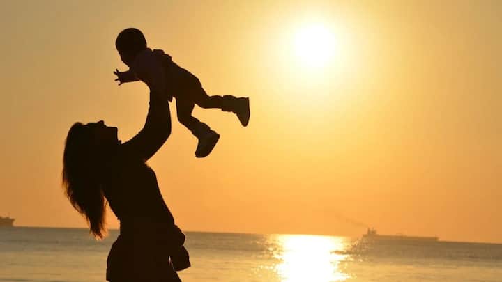 এই সময় ঘুম না হওয়া খুব স্বাভাবিক। তাই যখনই সম্ভব তখনই বিশ্রাম নিতে হবে। শরীরকে স্বাভাবিক অভ্যাসে ফেরার জন্য সময় দিতে হবে। পছন্দের কাজ, যা কোনও পরিশ্রম ছাড়াই করা যায়, এমন কিছু করা যেতে পারে। তাতে মনও ভাল থাকবে।