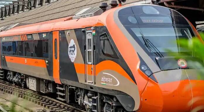 ગયા વર્ષે વંદે ભારતમાં મુસાફરી કરી રહ્યો હતો ત્યારે મુસાફરોના ખોરાકમાં એક વંદો મળી આવ્યો હતો. આ પછી રેલવેએ કેટરિંગ કંપની સામે કાર્યવાહી કરી હતી.