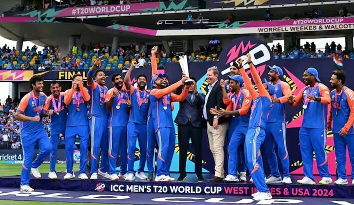 પીએમ મોદીને મળવા જતા પહેલા મેન ઇન બ્લુએ કસ્ટમાઇઝ્ડ ઇન્ડિયાની જર્સી પહેરી હતી જેના પર ચેમ્પિયન લખેલું હતું. પીએમ મોદીએ યુએસએ અને કેરેબિયનમાં વર્લ્ડ કપના હીરોના અનુભવો જાણ્યા હતા. ભારતે શનિવારે બાર્બાડોસના કેન્સિંગ્ટન ઓવલમાં ફાઇનલમાં દક્ષિણ આફ્રિકાને હરાવીને તેનું બીજું T20 વર્લ્ડ કપ ટાઇટલ જીત્યું.