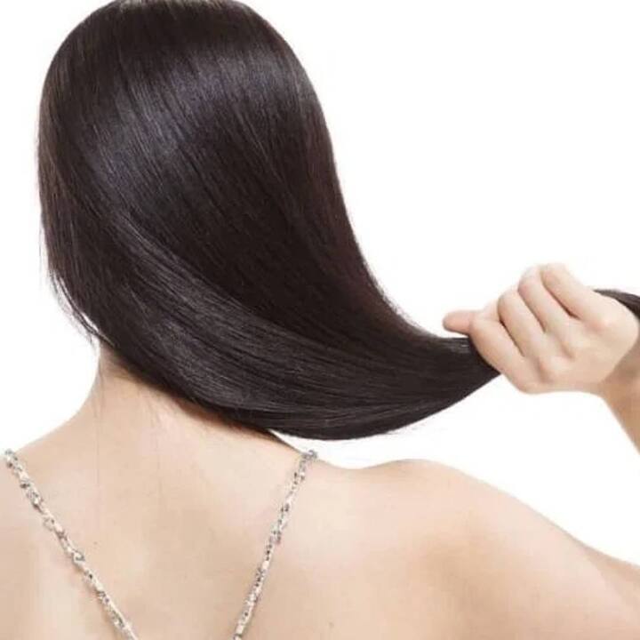 ਕਈ ਸੁੰਦਰਤਾ ਮਾਹਿਰ ਦਾਅਵਾ ਕਰਦੇ ਹਨ ਕਿ ਉਨ੍ਹਾਂ ਦੇ ਉਤਪਾਦ ਤੁਹਾਡੇ ਵਾਲਾਂ ਨੂੰ ਨੁਕਸਾਨ ਨਹੀਂ ਪਹੁੰਚਾਉਣਗੇ, ਜਦੋਂ ਕਿ ਇਨ੍ਹਾਂ ਹੇਅਰ ਕਲਰ ਉਤਪਾਦਾਂ ਨੂੰ ਬਣਾਉਣ ਵਿਚ ਕਈ ਤਰ੍ਹਾਂ ਦੇ ਹਾਨੀਕਾਰਕ ਰਸਾਇਣਾਂ ਦੀ ਵਰਤੋਂ ਕੀਤੀ ਜਾਂਦੀ ਹੈ, ਜਿਸ ਕਾਰਨ ਉਨ੍ਹਾਂ ਦੇ ਵਾਲ ਖਰਾਬ ਹੋ ਜਾਂਦੇ ਹਨ। ਇਸ ਦੇ ਨਾਲ ਹੀ ਹੇਅਰ ਕਲਰ ਦੇ ਕਾਰਨ ਵਾਲ ਵੀ ਬਹੁਤ ਜਲਦੀ ਸੁੱਕ ਜਾਂਦੇ ਹਨ। ਅਜਿਹੇ 'ਚ ਹੇਅਰ ਕਲਰ ਤੋਂ ਬਾਅਦ ਵਾਲਾਂ ਦੀ ਖਾਸ ਦੇਖਭਾਲ ਲਈ ਤੁਸੀਂ ਇਸ ਆਰਟੀਕਲ ਦੀ ਮਦਦ ਲੈ ਸਕਦੇ ਹੋ।