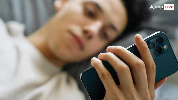 Side Effects Of Using Phone At Night: कई लोगों को रात में फोन इस्तेमाल करने की आदत होती है, जो आपके लिए बहुत खतरनाक साबित हो सकती है.