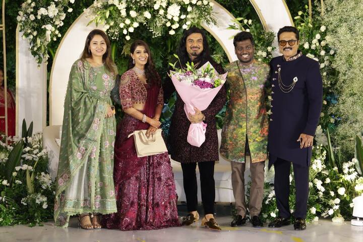 साउथ के दिग्गज डायरेक्टर एटली कुमार भी अपनी वाइफ कृष्णा प्रिया के साथ वरलक्ष्मी के वेडिंग रिसेप्शन में शामिल हुए. इस दौरान एटली-कृष्णा को ग्रीन आउटफिट में ट्विनिंग करते देखा गया.