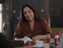 Neena Gupta Birthday: पैशासाठी बी ग्रेड चित्रपटात केले काम, बनली अविवाहित आई, असा होता नीना गुप्ताचा खडतर प्रवास!