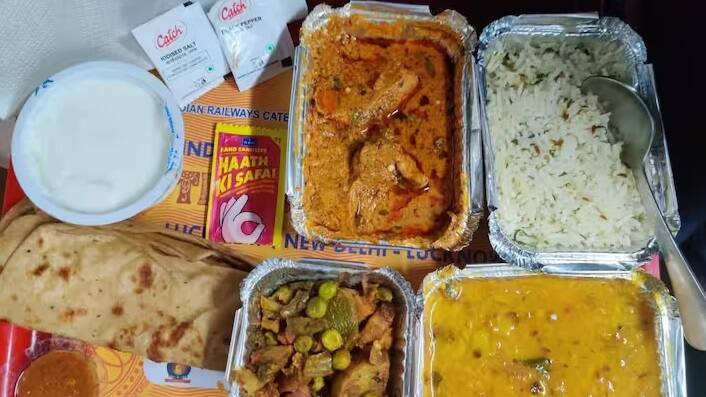 હવે મુસાફરોને ટ્રેનોમાં ઘણી ઉચ્ચ સ્તરની સુવિધાઓ મળે છે. જેમાં સારું ખાવાનું પણ મળે છે. કેટલીક ટ્રેનોમાં ટિકિટની કિંમત સાથે ભોજન સામેલ કરવામાં આવે છે, જ્યારે કેટલીક ટ્રેનોમાં તેના માટે અલગથી પૈસા ચૂકવવા પડે છે.