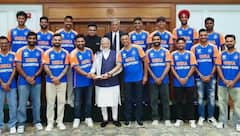 PM Modi Meets Team India: ખેલાડીઓના પરિવારને પણ મળ્યા વડાપ્રધાન મોદી, પંતને લગાવ્યો ગળે