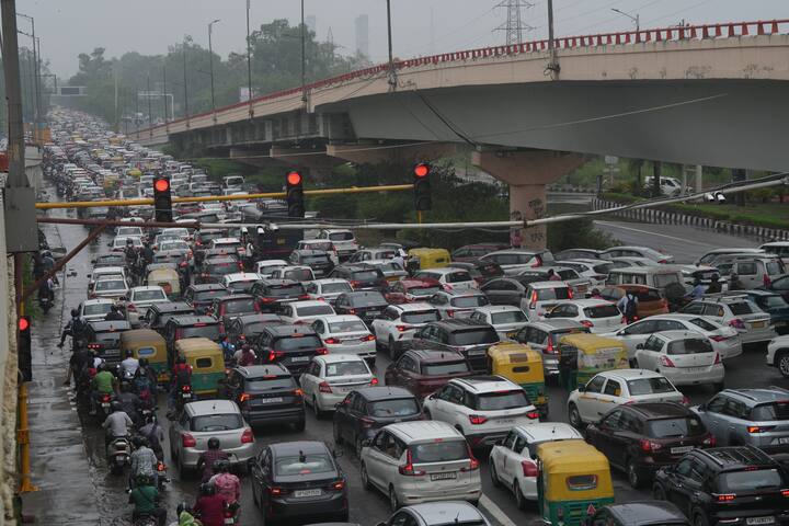 चार जुलाई को लोगों को बारिश होने की वजह से उमस से भी राहत मिलने की संभावना है.
