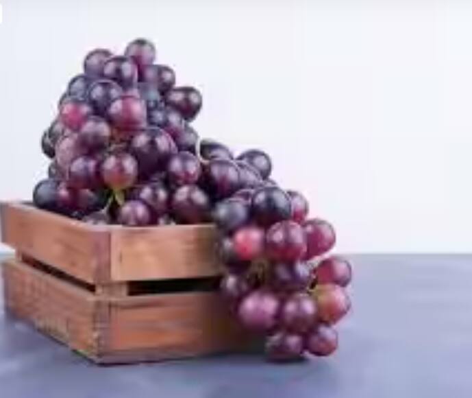 Grapes: Like blackberries, grapes are also very beneficial, which you can eat after washing. It contains fiber and resveratrol, which is essential for diabetics. You can consume red, black or green grapes.