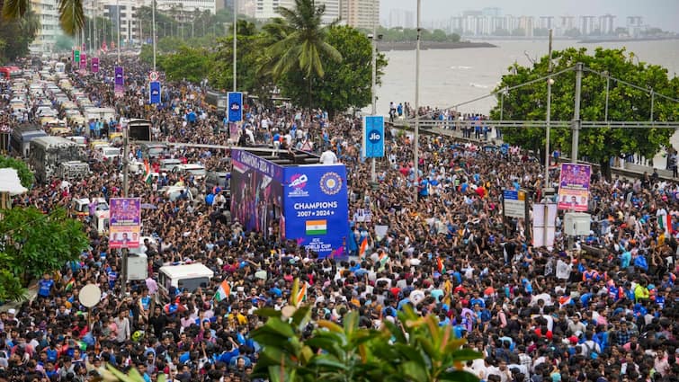 Team India Victory Parade Mumbai Police appeal people not to come Marine Drive मुंबईकर की दरियादिली, मरीन ड्राइव पर हजारों की भीड़ के बीच से निकली एंबुलेंस, पुलिस की लोगों से खास अपील