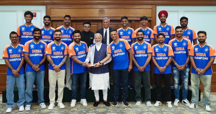 इससे पहले भारतीय टीम बारबाडोस से 16 घंटे की नॉन-स्टॉप फ्लाइट से दिल्ली पहुंची. टीम इंडिया के खिलाड़ियों से मुलाकात के बाद पीएम मोदी ने उनके परिवार के लोगों से भी मुलाकात की.