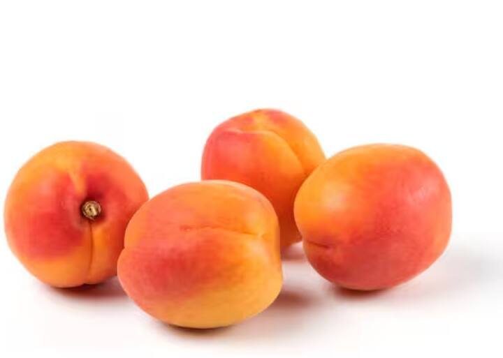 Peach: Peach is also a very beneficial fruit for diabetics. Fiber and many vitamins are also found in its peel, which help in controlling blood sugar level. Wash the peach thoroughly and eat it with the peel.