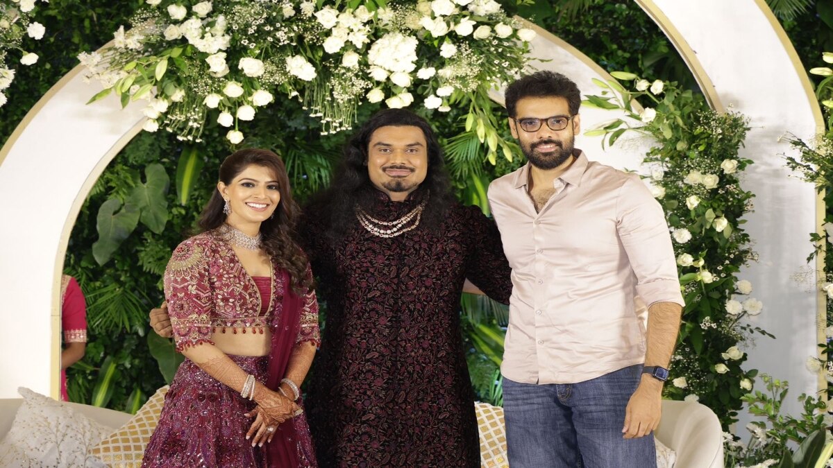 Varalaxmi Reception Photos: அரசியல் தலைவர்கள் முதல் திரைத்துறையினர் வரை.. வரலட்சுமி வரவேற்பு நிகழ்ச்சி க்ளிக்ஸ்!