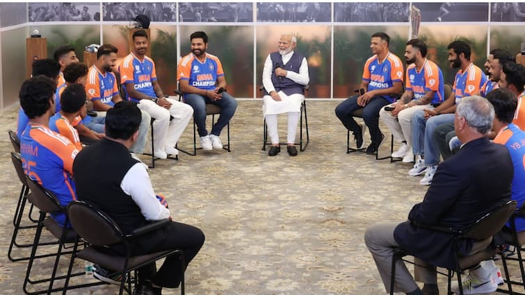 PM Modi interaction with Team India asks Rohit Sharma how mud tastes also talk with Virat Kohli Hardik Pandya Suryakumar Yadav PM Modi with Team India: मोदींनी रोहितला विचारलं, मातीची चव कशी होती, सूर्याला म्हणाले, जादूई झेल घेतलास, 7 सेकंदात काय काय झालं?