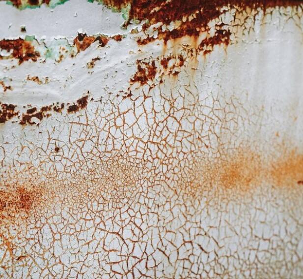 ਘਰ 'ਚੋਂ ਸਲਾਬ੍ਹ ਦੀ ਬਦਬੂ ਨੂੰ ਦੂਰ ਕਰਨ ਲਈ ਸਭ ਤੋਂ ਪਹਿਲਾਂ ਘਰ ਦੀਆਂ ਖਿੜਕੀਆਂ ਨੂੰ ਜ਼ਿਆਦਾਤਰ ਸਮਾਂ ਖੁੱਲ੍ਹਾ ਰੱਖੋ। ਇਸ ਤੋਂ ਇਲਾਵਾ ਕਮਰੇ 'ਚ ਪੱਖਾ ਚਾਲੂ ਰੱਖੋ। ਏਅਰ ਕੰਡੀਸ਼ਨਰ ਦੀ ਮਦਦ ਨਾਲ, ਘਰ ਦੇ ਉਨ੍ਹਾਂ ਹਿੱਸਿਆਂ ਤੋਂ ਨਮੀ ਨੂੰ ਹਟਾਉਣ ਦੀ ਕੋਸ਼ਿਸ਼ ਕਰੋ ਜਿੱਥੇ ਹਵਾ ਦੀ ਪਹੁੰਚ ਘੱਟ ਹੈ।