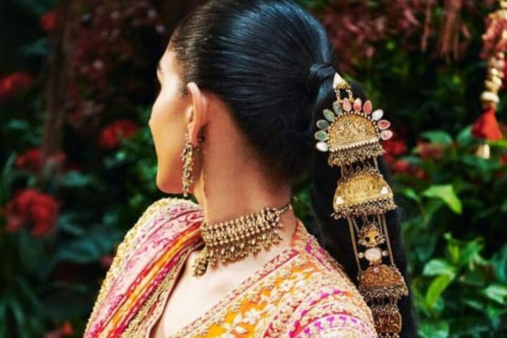 बालों को खूबसूरत बनाने के लिए आप आर्टिफिशियल गहने पहन सकती हैं.